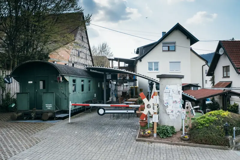 Hof mit Waggon