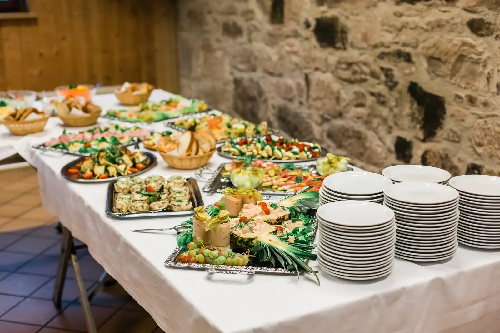 Kaltes Buffet mit Platten und Tellern