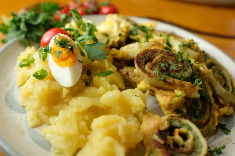 Teller mit Kartoffelsalat und Ei