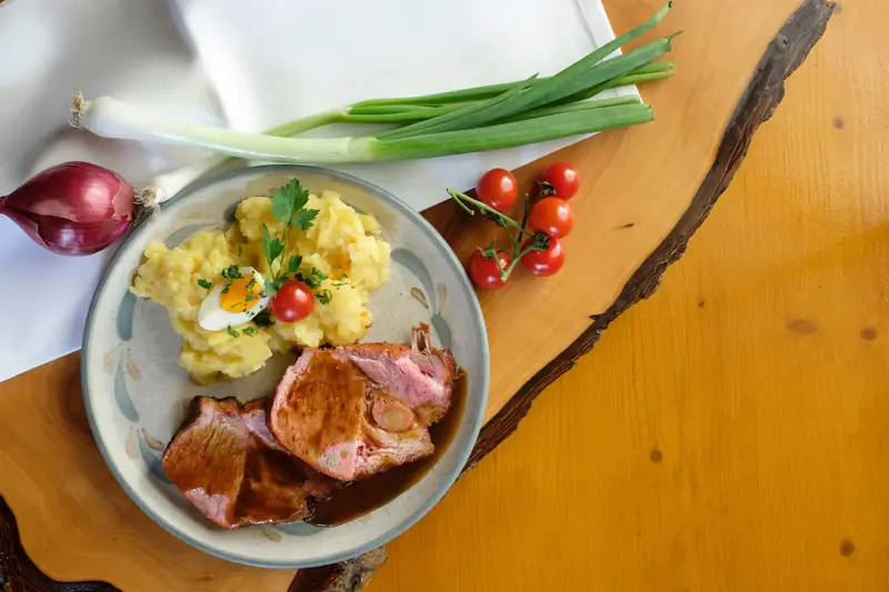 Pökelbraten mit Soße und Kartoffelsalat
